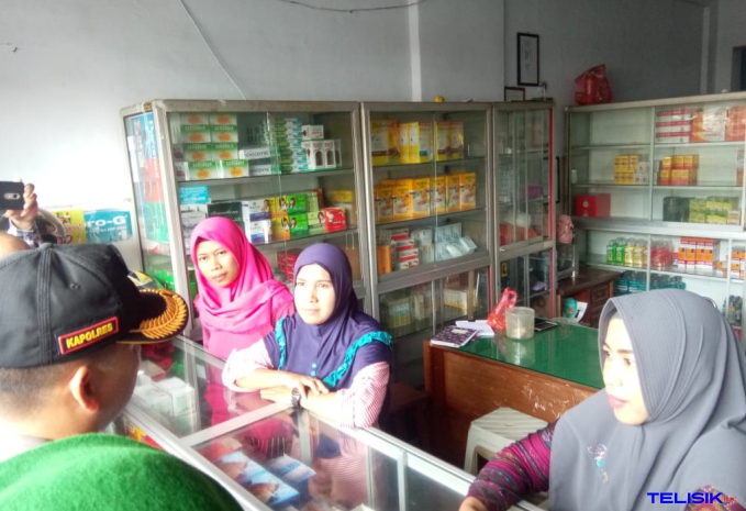 Suasana sidak di salah satu apotek. Foto: Ridwan Amsyah/Telisik